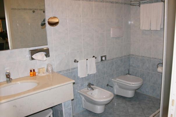 Hotel Gabarda Carpi Rum bild