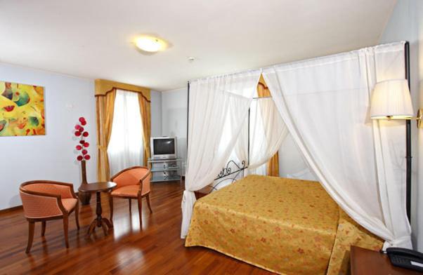 Hotel Gabarda Carpi Rum bild