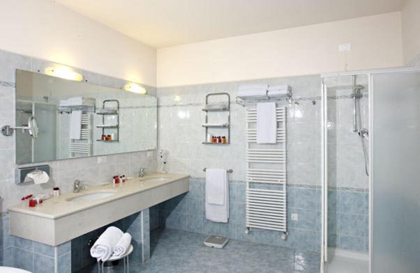 Hotel Gabarda Carpi Rum bild